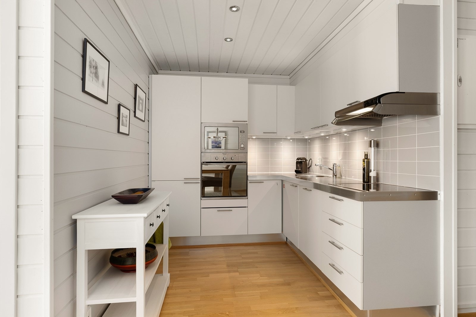 Integrerte hvitevarer med stekeovn i god ergonomisk arbeidshøyde Galleribilde