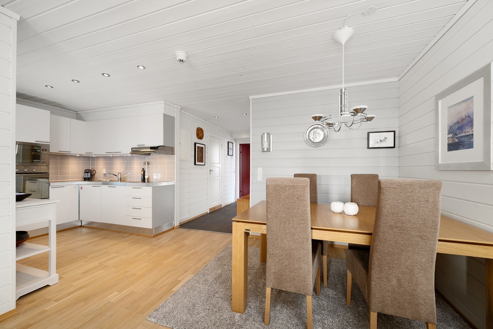 Spisegruppen ligger like inntil kjøkkenet, som innbyr til sosial matlaging Galleribilde