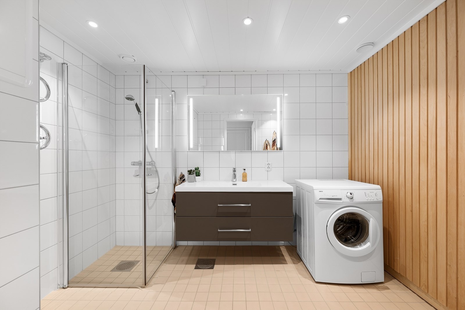 Badet har standard fra byggeår, men er oppgradert og utvidet i 2024 av Tuft Bygg Galleribilde