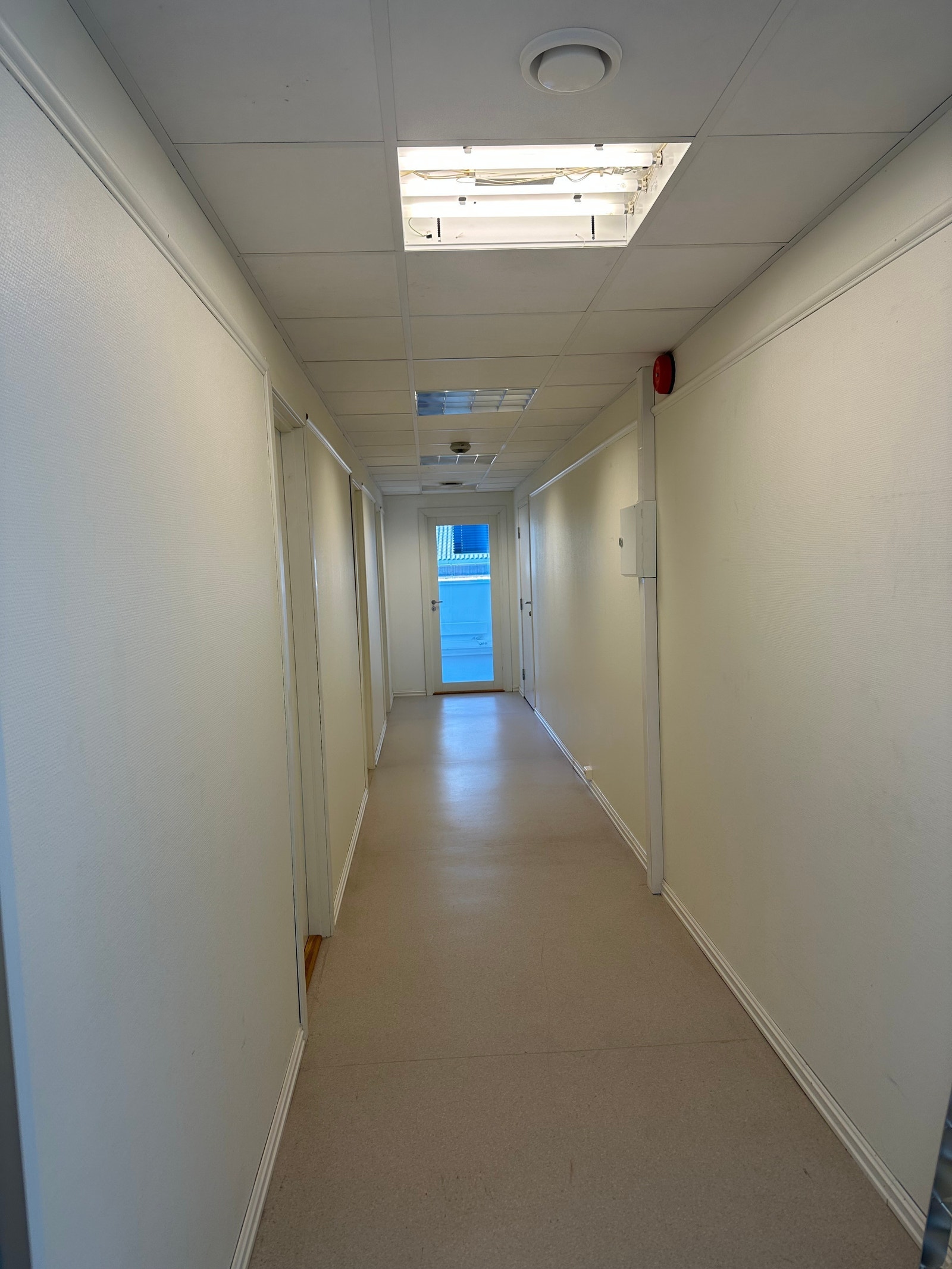 Gang inn til kontorene. Galleribilde