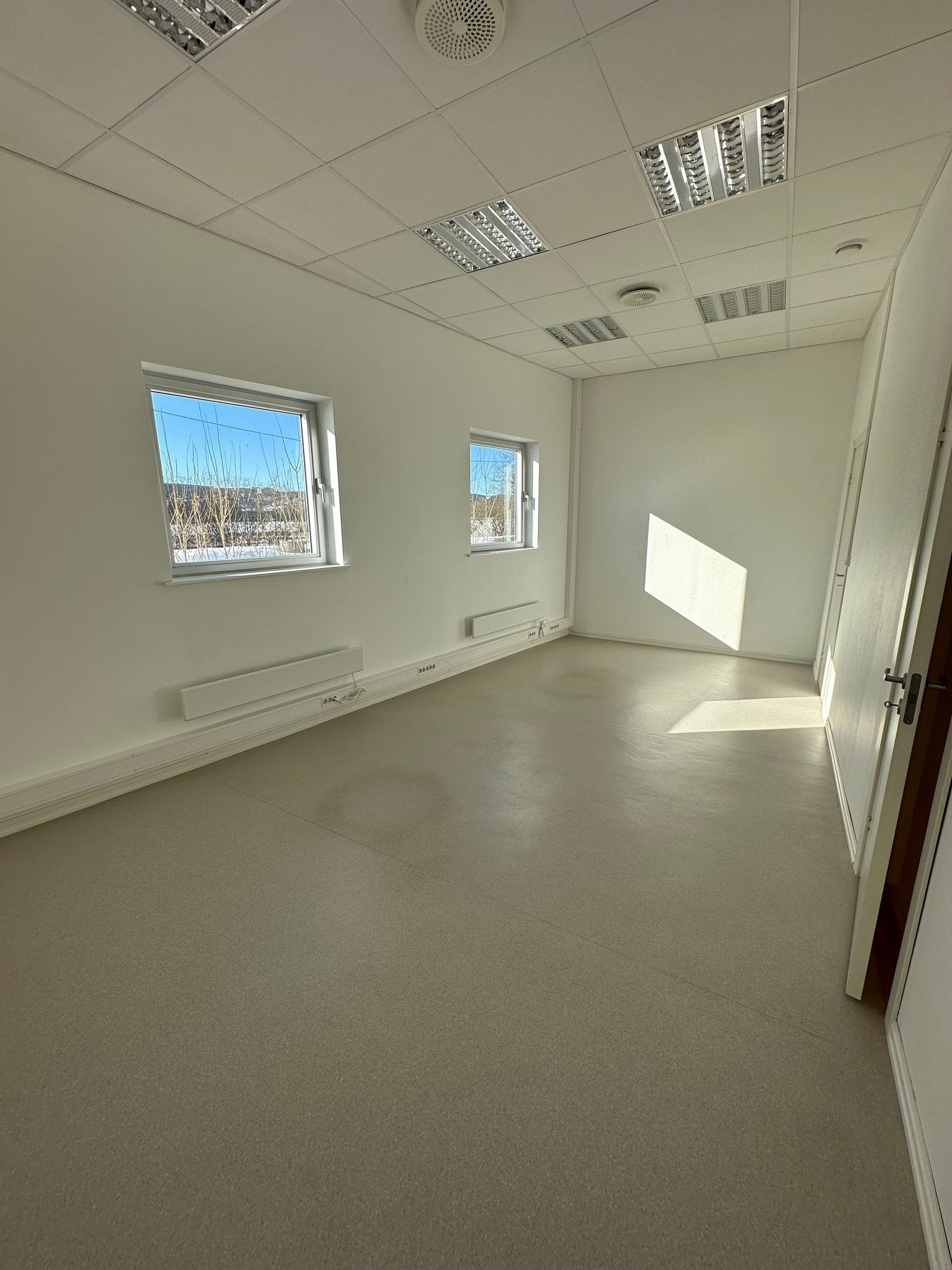 Kontor, kan deles i to.
Fin utsikt mot Volla Galleribilde