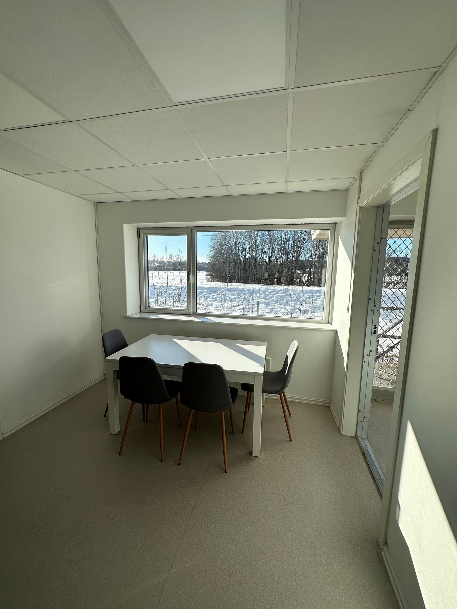 Lys og fin spiseplass på kjøkken Galleribilde