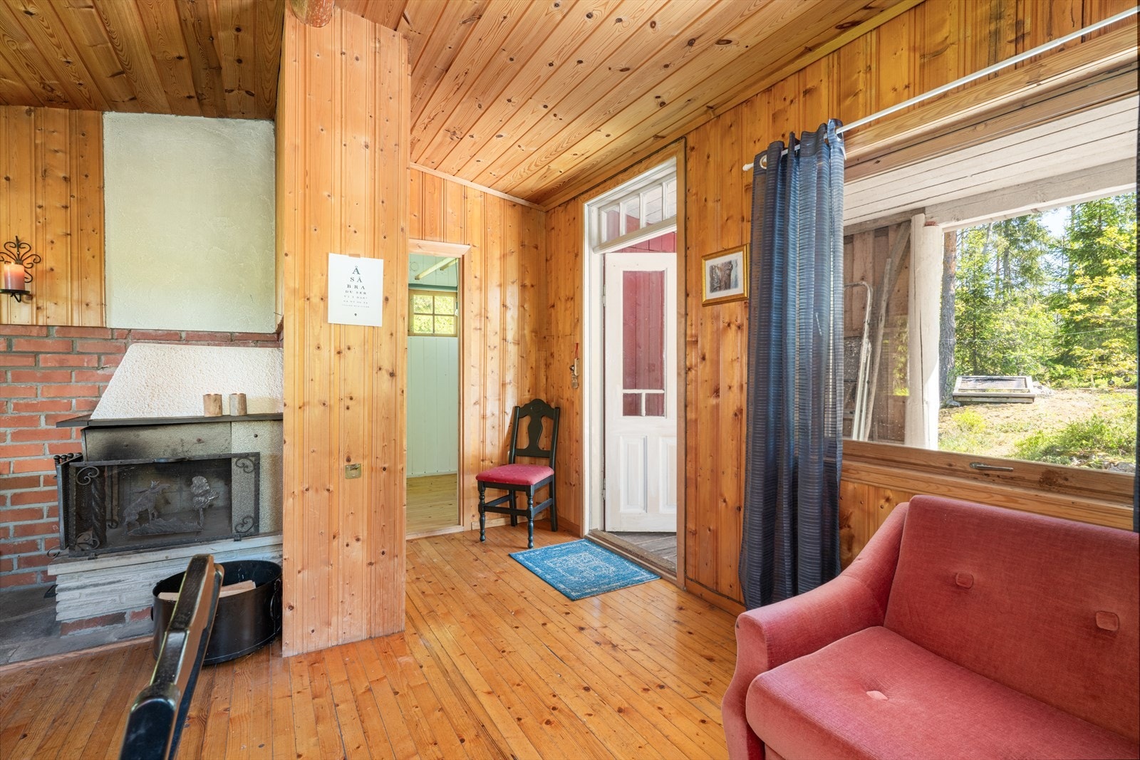 Entréen ligger fint til med åpen løsning til stuen, og med tilkomst til soverommet/alkoven. Galleribilde