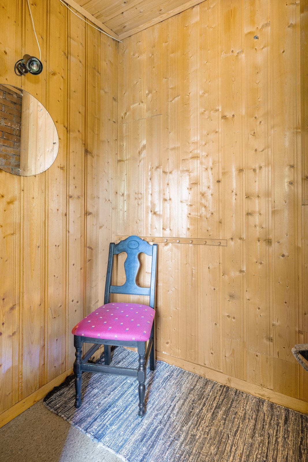 Tilliggende kjøkkenet er det et lite rom med plass til oppbevaring eller annet etter egne ønsker og behov. Galleribilde