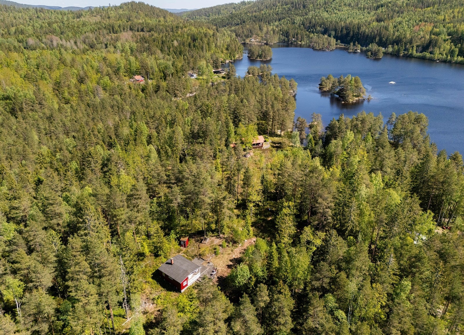 Til eiendommen er det kort kjøreveg fra Grenlandbyene Skien og Porsgrunn. Galleribilde