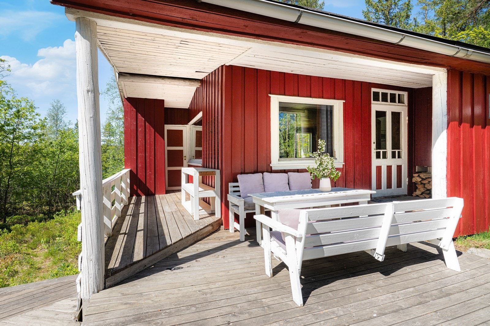 Deler av terrassen har takoverbygg, hvor en lun og deilig uteplass kan etableres. Galleribilde