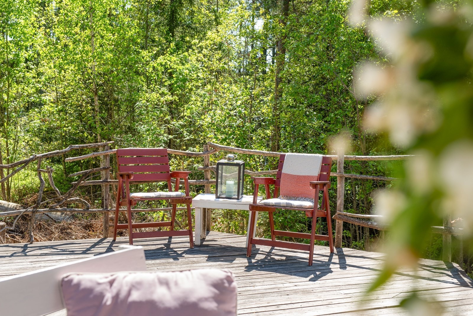 På boligens sørside er det en romslig markterrasse med spaltegulv, enkelt rekkverk og trapp. Galleribilde