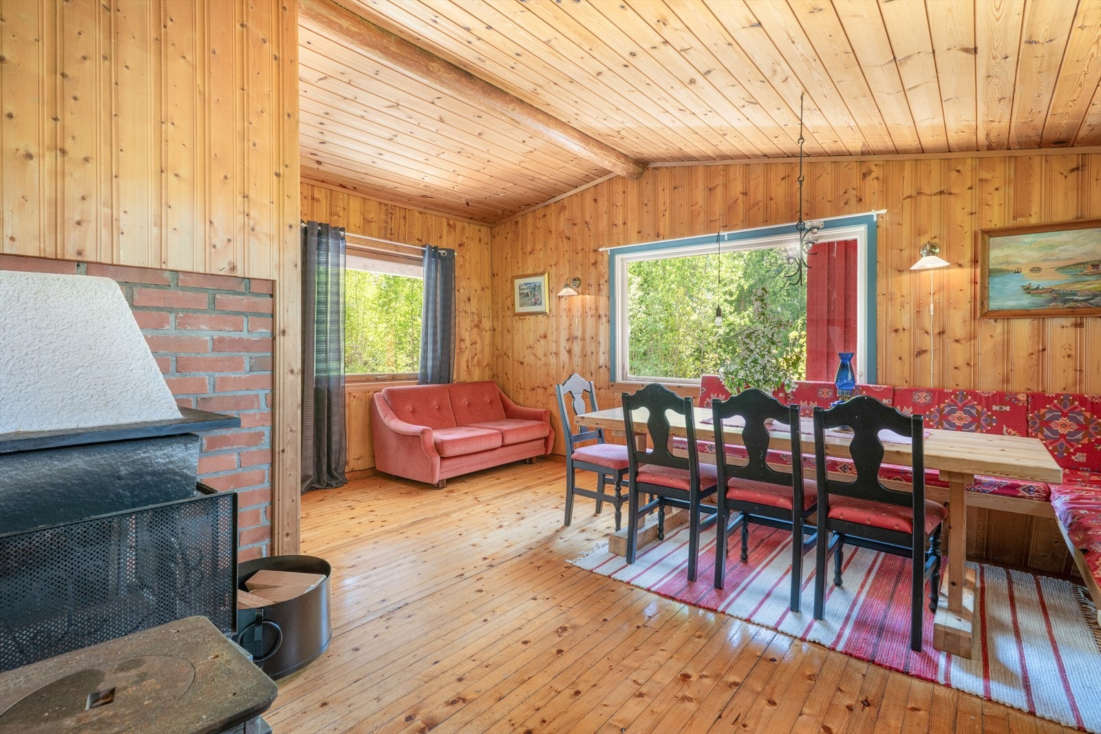 Lys og trivelig stue hvor det er gode vindusflater som tilfører hytta fine lysforhold. Galleribilde