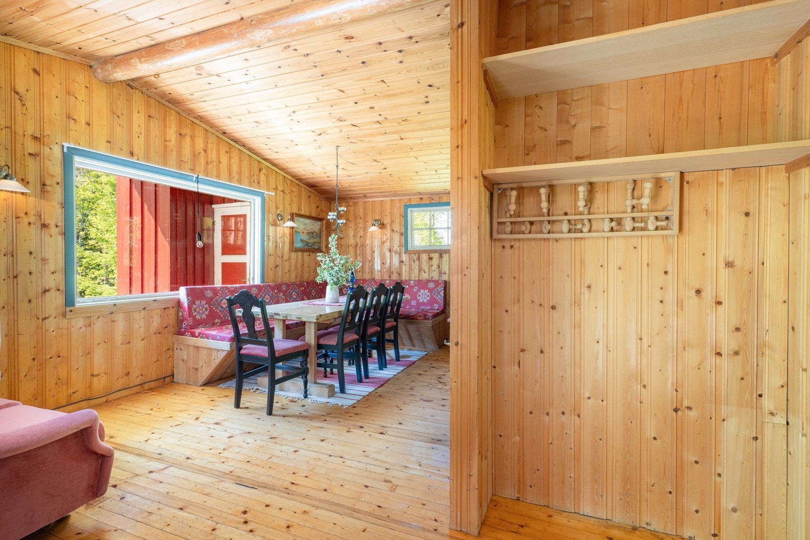 Det er ikke innlagt vann eller strøm. Solcellepanel på yttervegg. Galleribilde