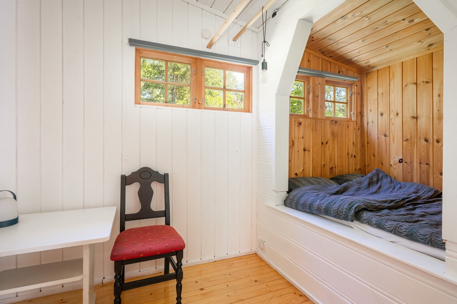 Koselig soverom med en plassbygget sovealkove med to soveplasser. Galleribilde