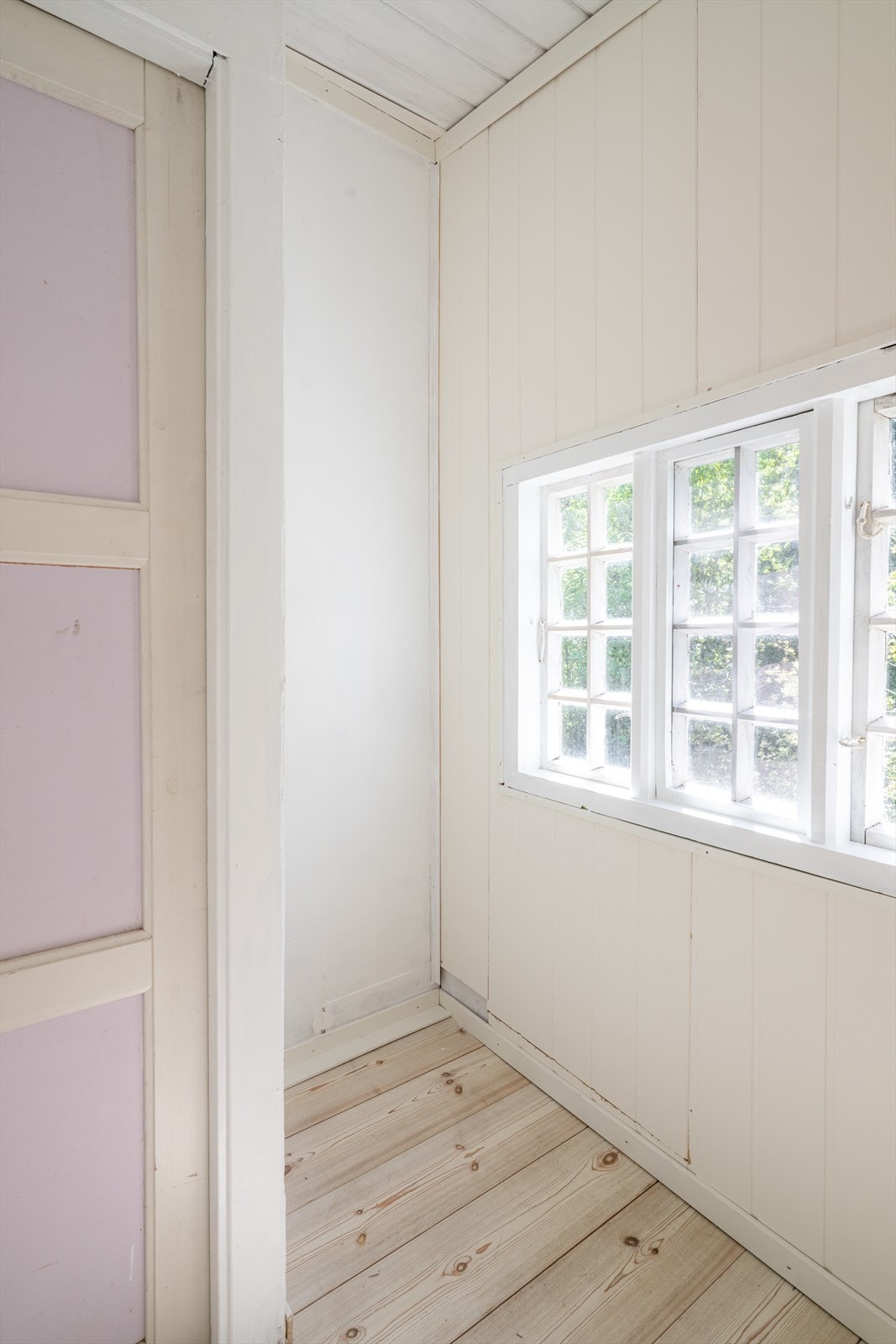 Det er i tillegg en utvendig bod som ligger i tilknytning til hytta, hvor det er tilkomst fra terrassen. Rommet gir fin plass til oppbevaring. Galleribilde