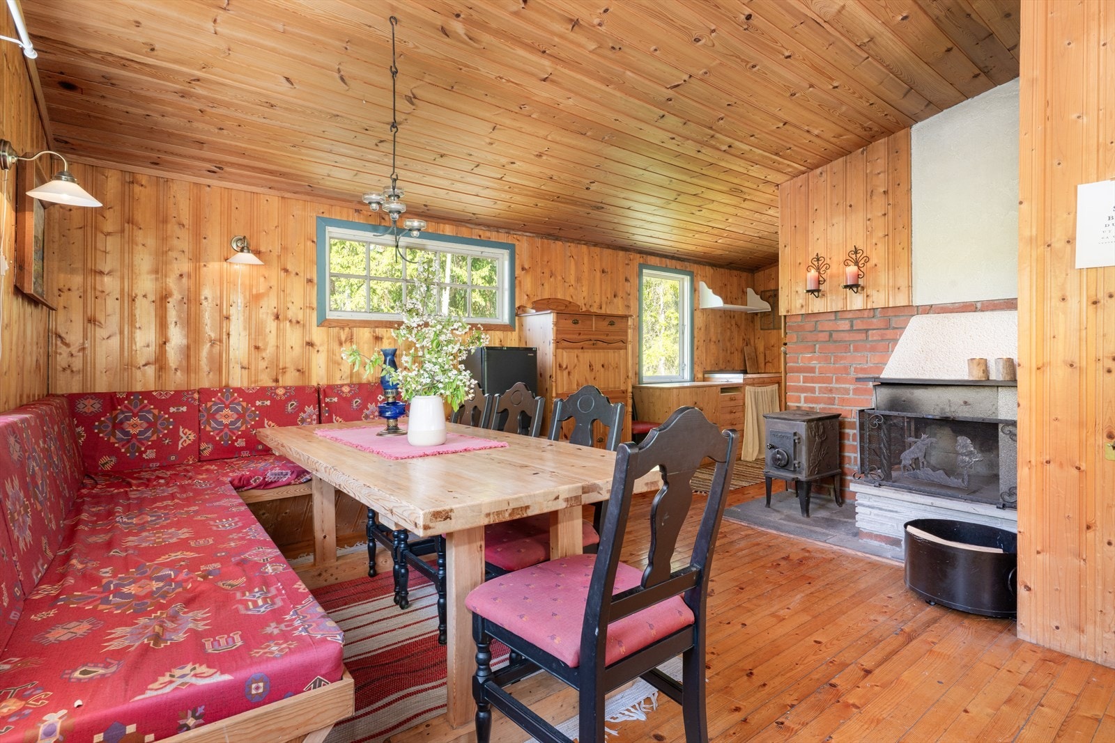 I stuen er det Ulefossovn og åpen murt peis fra byggeår for oppvarming. Bygningssakkyndig har bemerkninger vedrærende pipe og ildsted. Galleribilde