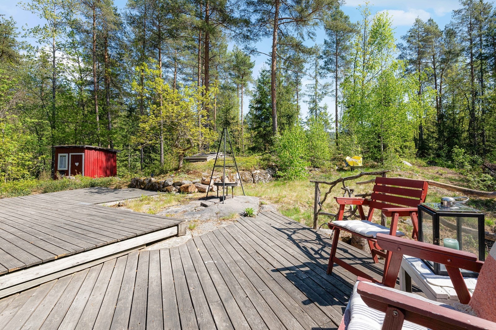 Det er også oppført en utedo på eiendommen av eldre standard. Galleribilde