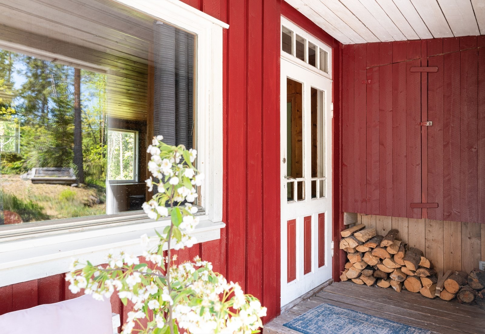 Hyggelig inngangsparti til hytta, som ligger i tilknytning til terrassen. Galleribilde