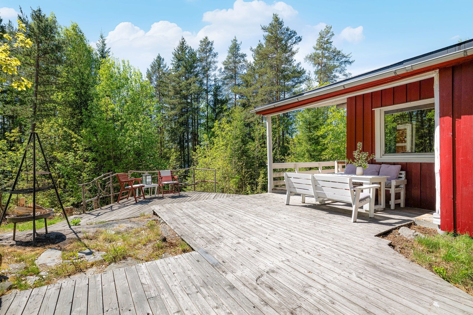 Fritidsboligen fremstår som en sjarmerende liten hytte. Galleribilde