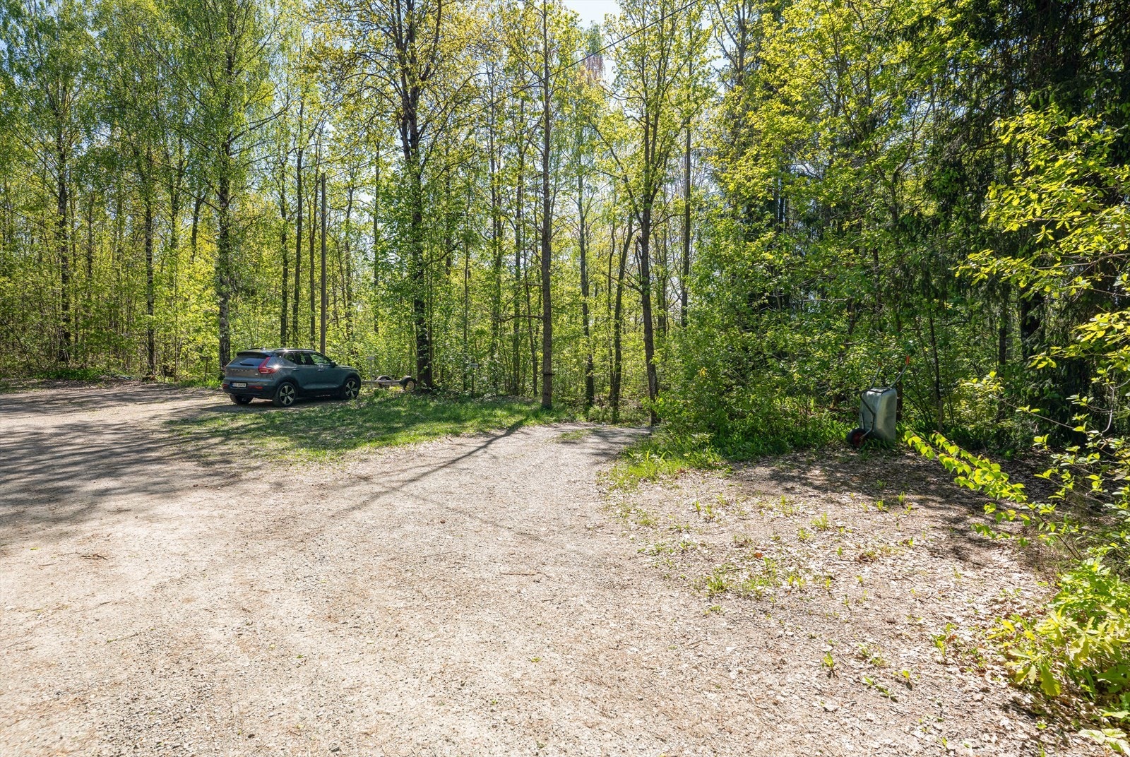 Hytta disponerer to parkeringsplasser på stor, felles parkeringsplass, hvor det er ca. 500 meter å gå til hytta via en skogssti. Galleribilde