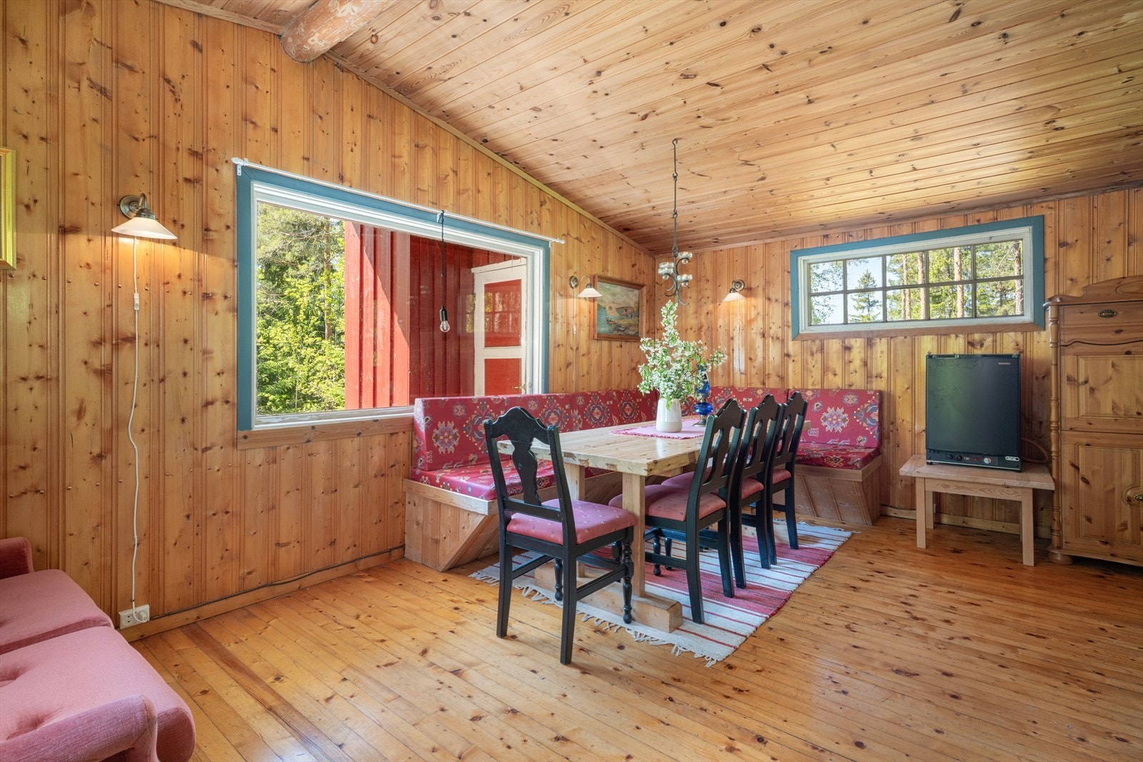 Innvendig overflater består hovedsakelig av furugulv og paneler på vegger og i himling. Galleribilde