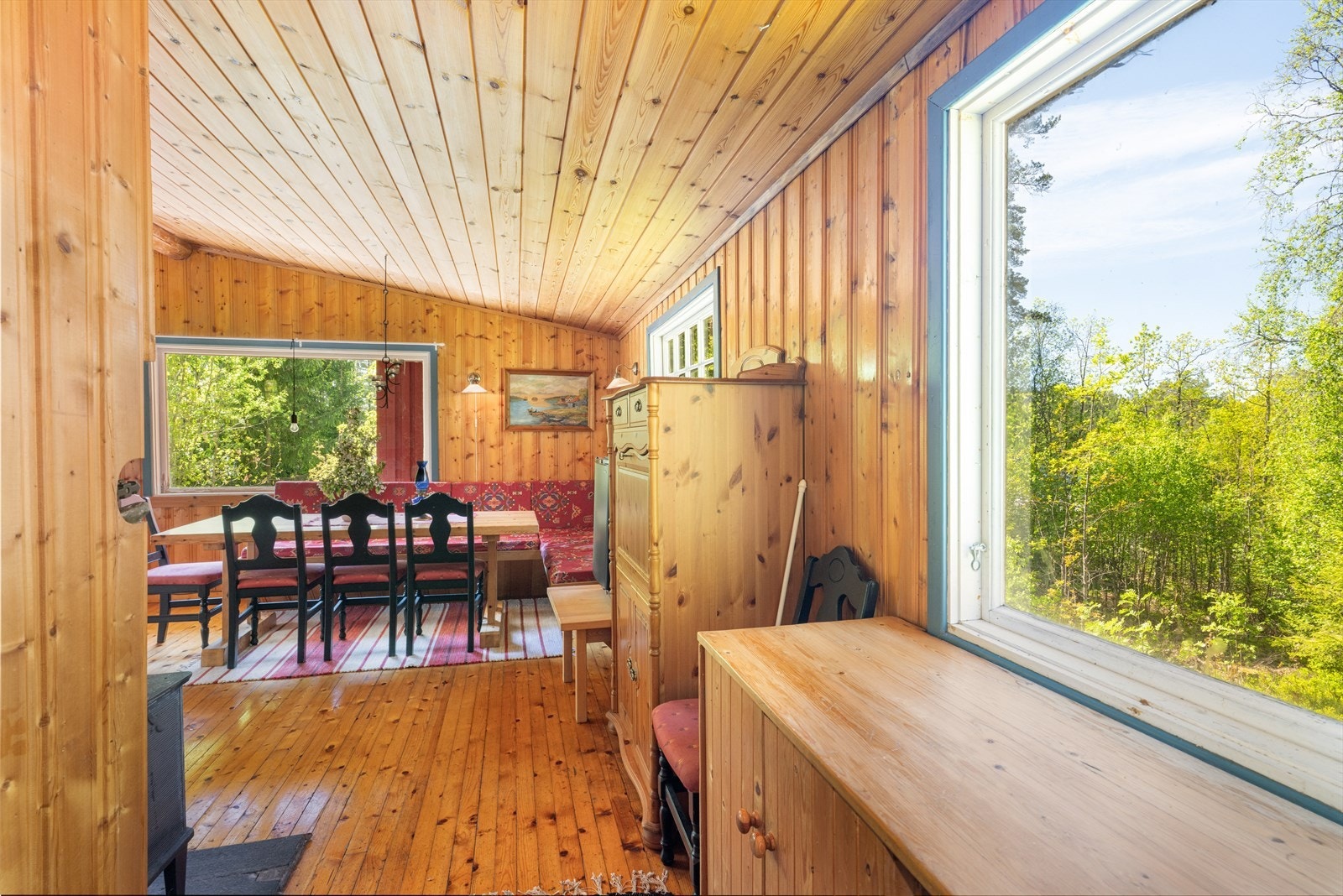 Plass til både en liten sofagruppe og spisestue, hvor spisestuen har en plassbygget sofa med hjørne. Galleribilde