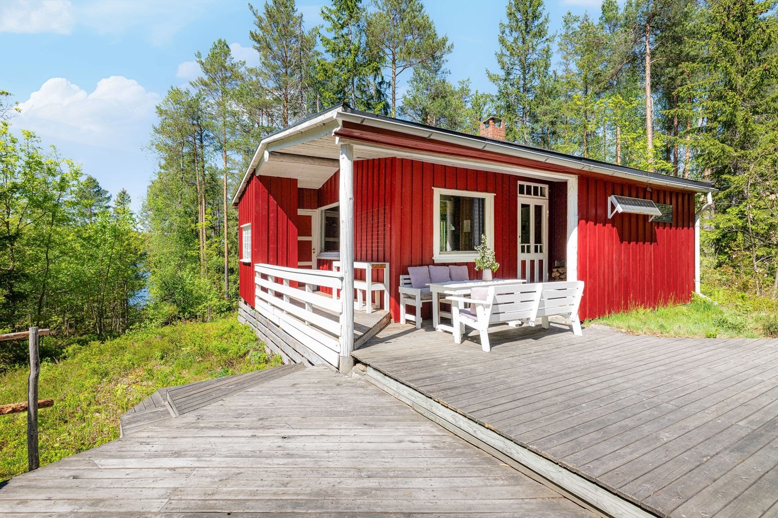 EiendomsMegler 1 v/Carina Myhre presenterer Rennesundvegen 141! Galleribilde