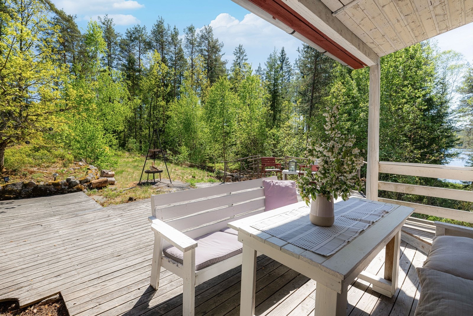 Fritidseiendommen ligger naturskjønt og skjermet til i rolige omgivelser ved Kilevannet i Skien. Galleribilde