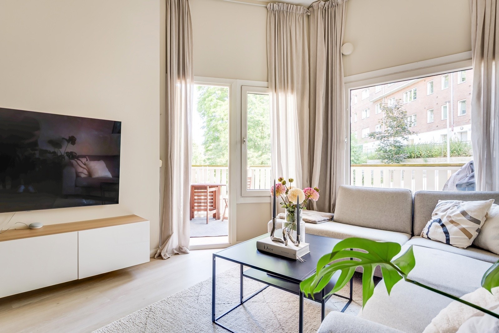 De store vindusflatene gir godt med naturlig lysinnslipp. Dette sammen med den praktiske planløsningen og den gode takhøyden på opptil 3,15 meter, sørger for en luftig atmosfære. Galleribilde