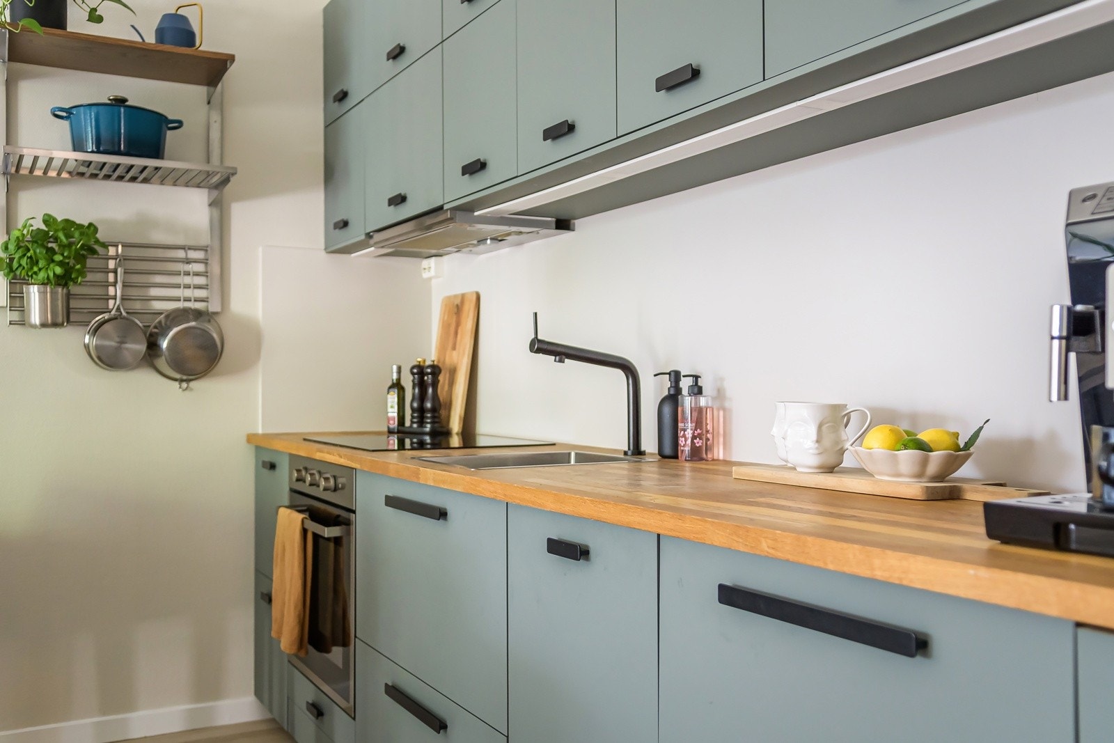 De integrerte hvitevarene som stekeovn, nedfelt induksjonstopp, oppvaskmaskin og kjøleskap medfølger handelen. Galleribilde