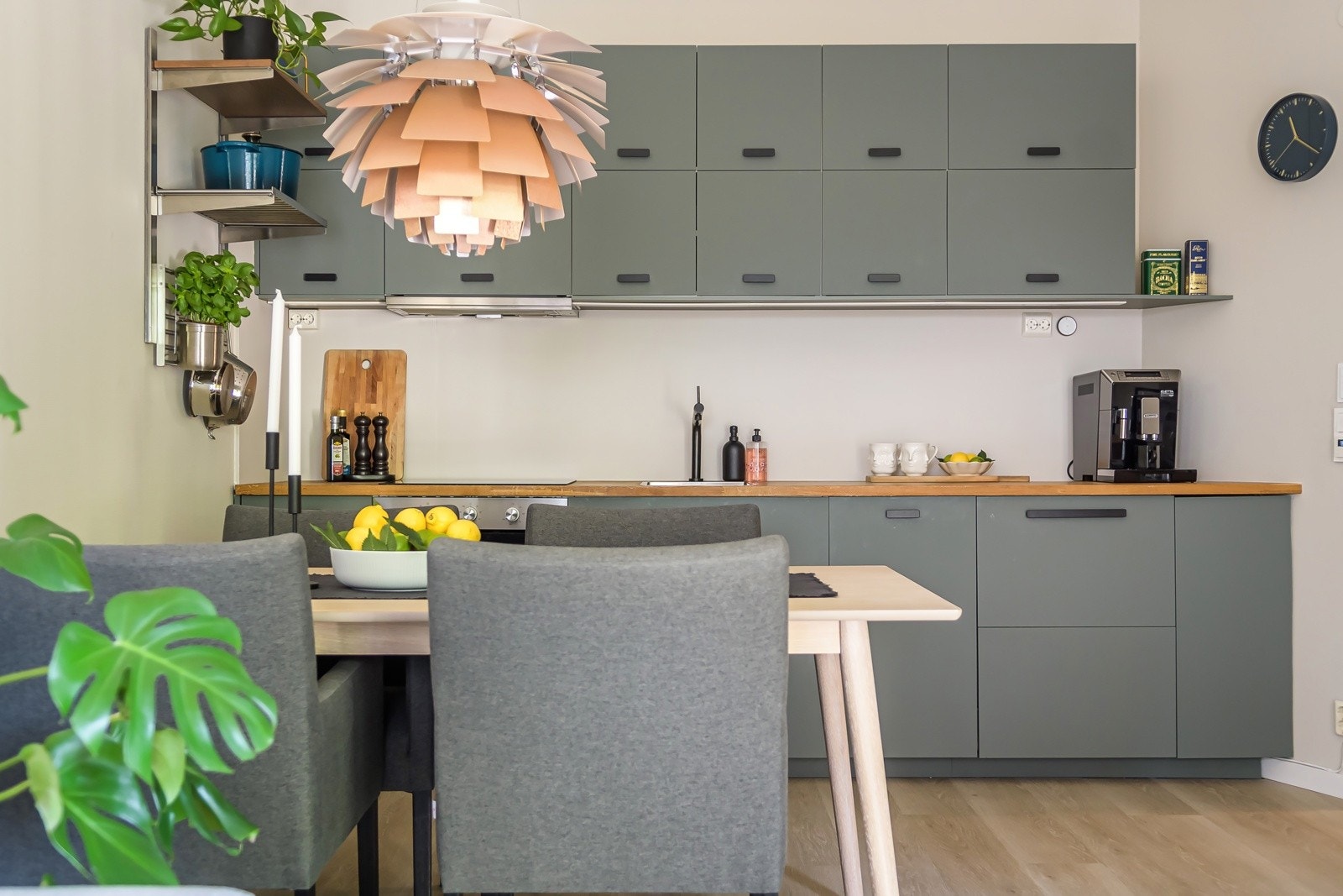 Leiligheten har et stilrent kjøkken fra 2020. Galleribilde