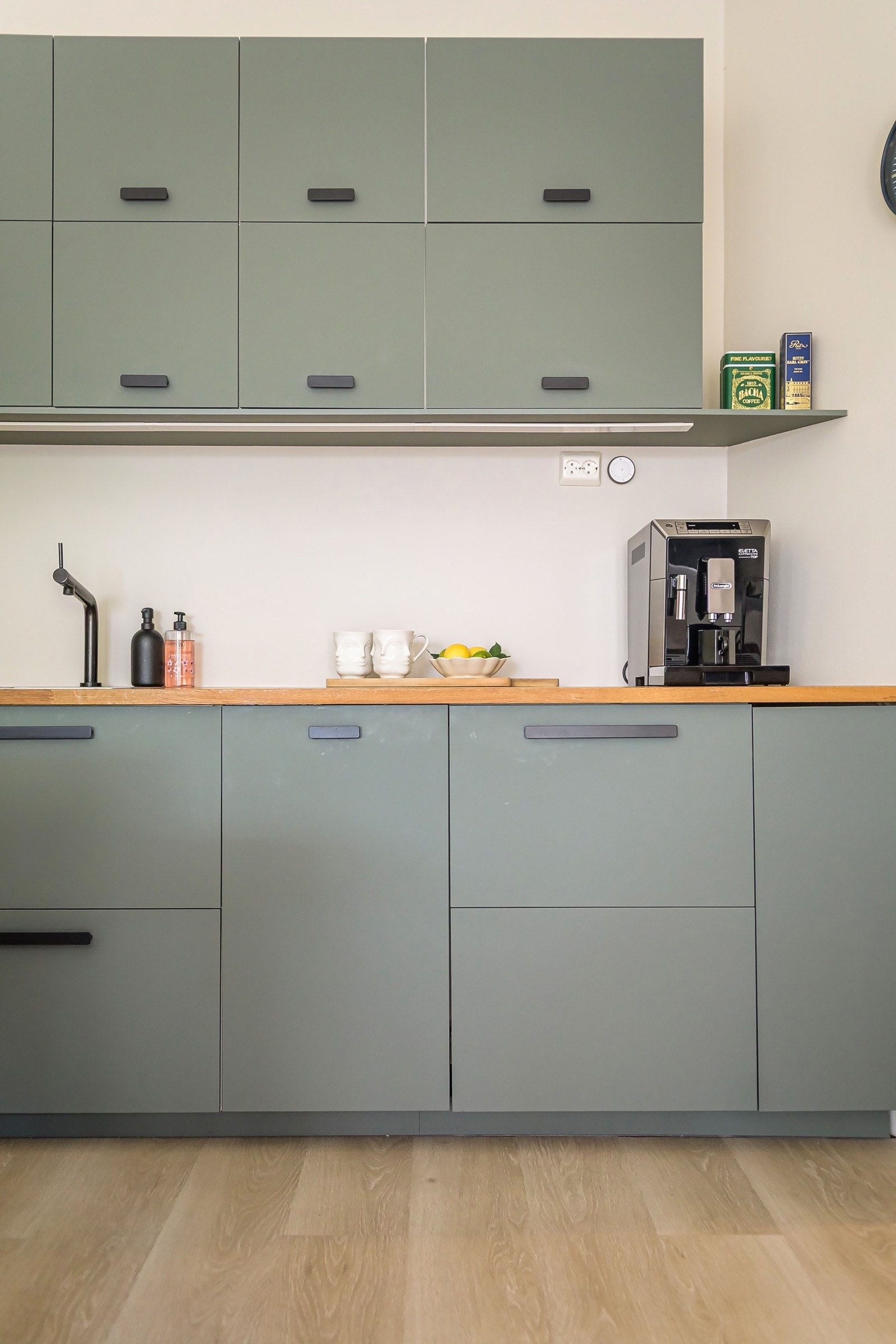 Det er pene fronter, benkeplate av heltre og nedfelt oppvaskkum i rustfritt stål med ett-greps armatur, i tillegg til belysning og stikkontakter under overskap. Galleribilde