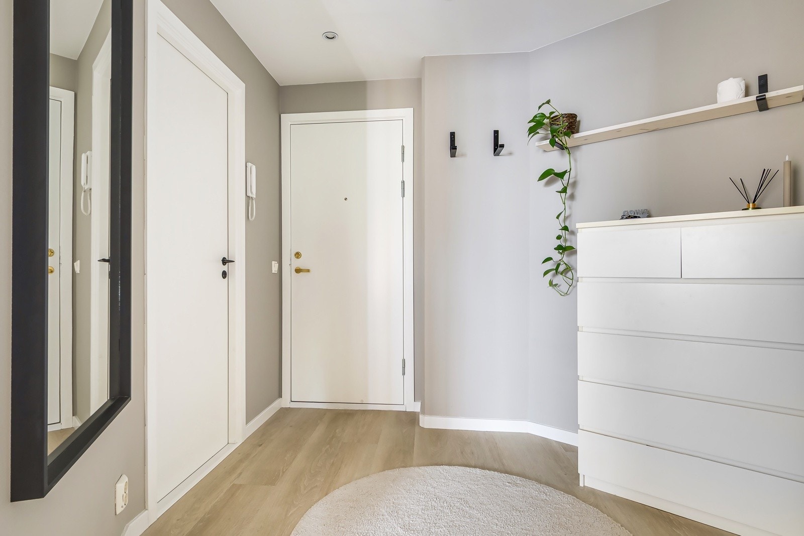 Når du kommer inn i boligen, er det første du møter en lys og innbydende entré. Galleribilde