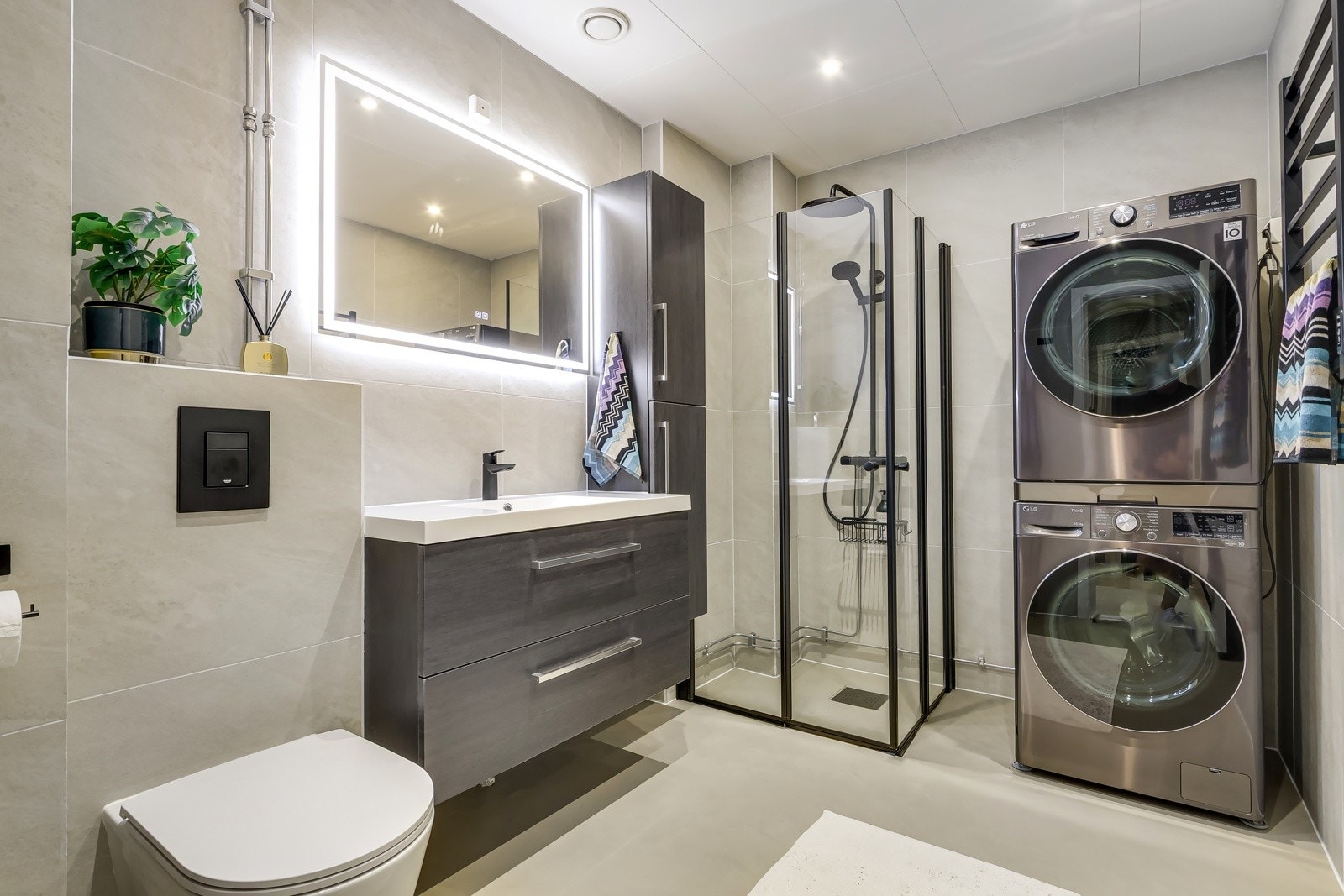 Leiligheten har et pent baderom med downlights. Praktisk hånklertørker med timerfunskjon medfølger. Galleribilde