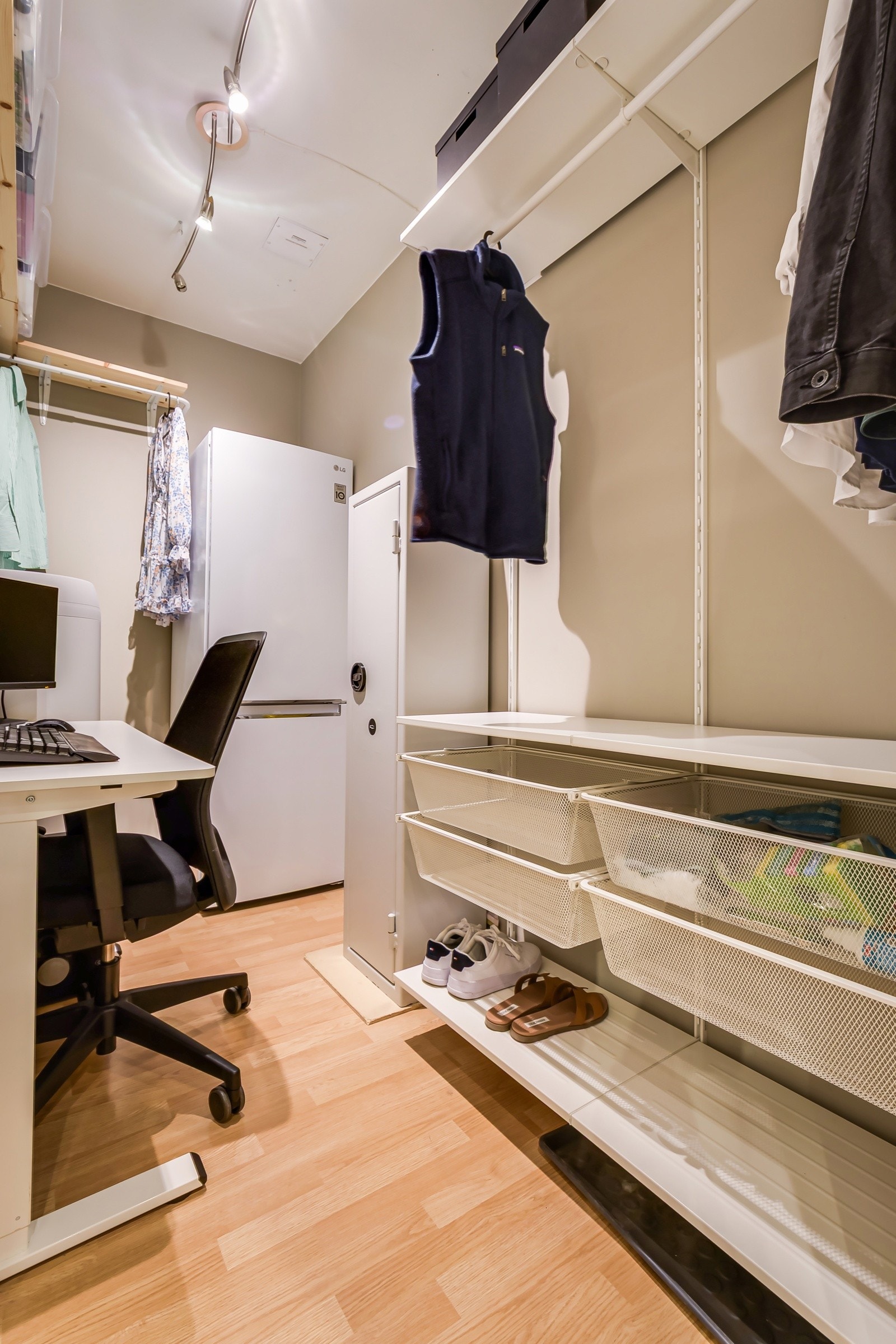 Innvendig bod med plass til kombiskap - Frys og kjøl. Her er det plass til hjemmekontor. Innebygd garderobeløsning medfølger salget. Galleribilde