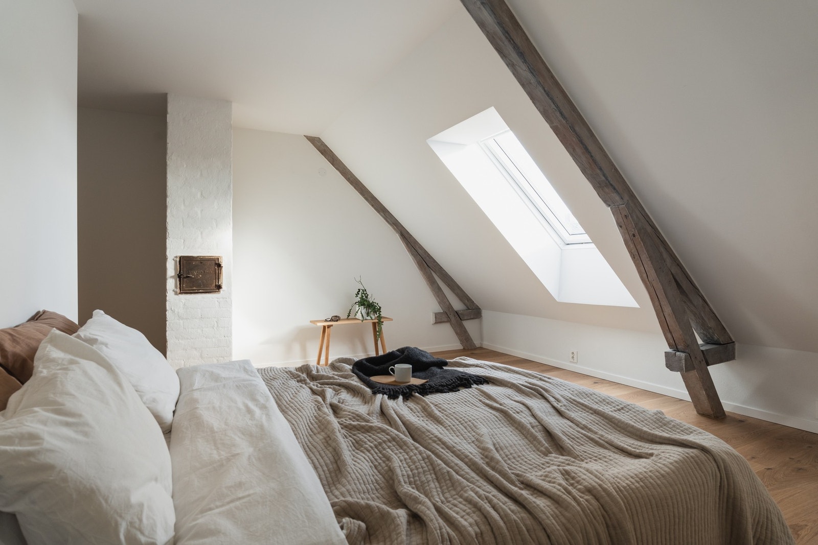 Luftig og smakfullt hovedsoverom. Galleribilde