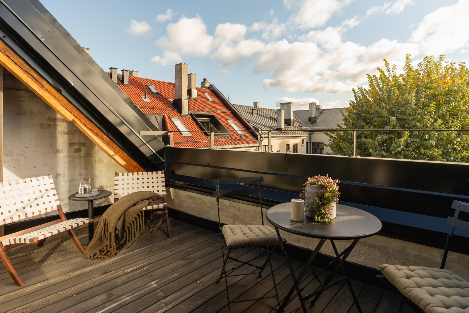 Solrik og sosial terrasse med god plass til møblering i to soner. Galleribilde