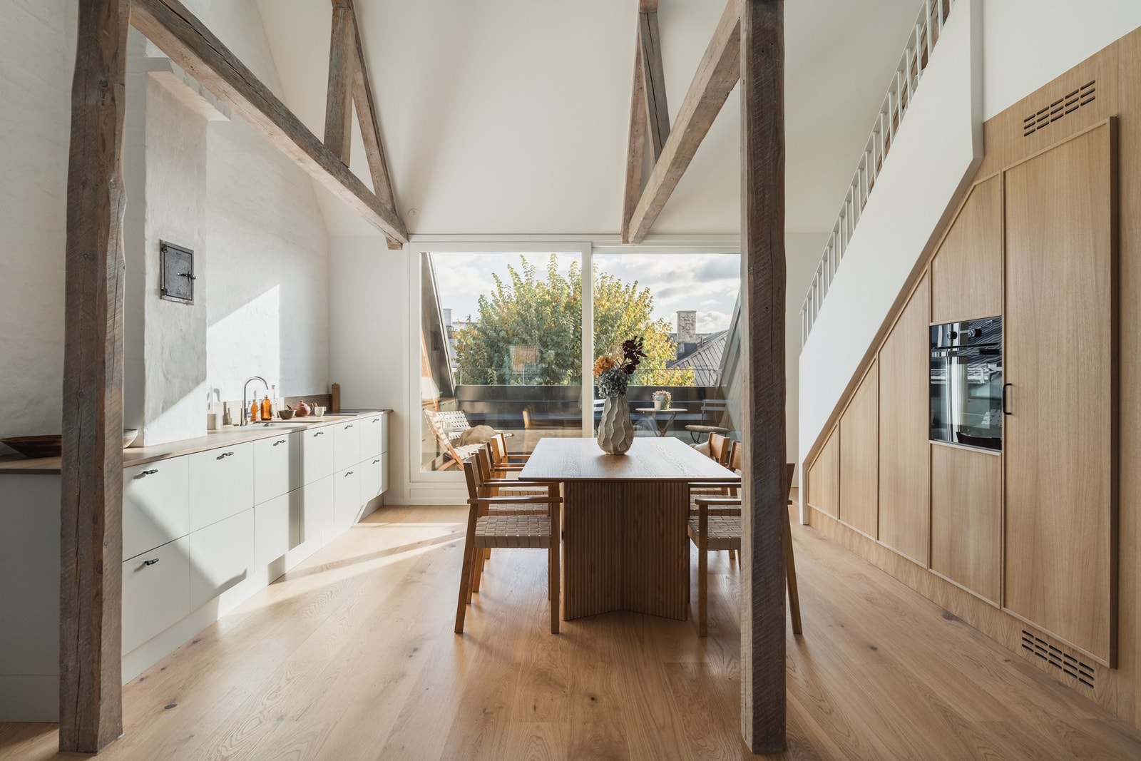 Fantastiske lysflater fra to sider og stor takhøyde skaper en svært god romfølelse. Galleribilde