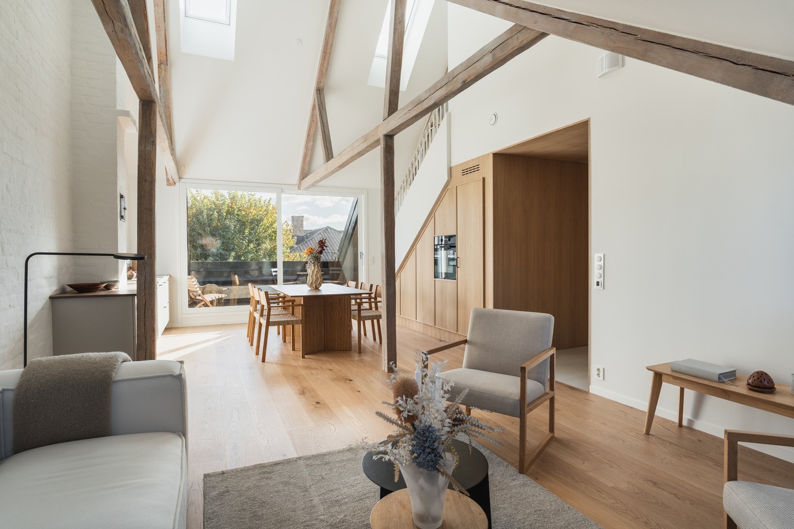 Fantastisk takhøyde og god flyt mellom oppholdssoner. Galleribilde