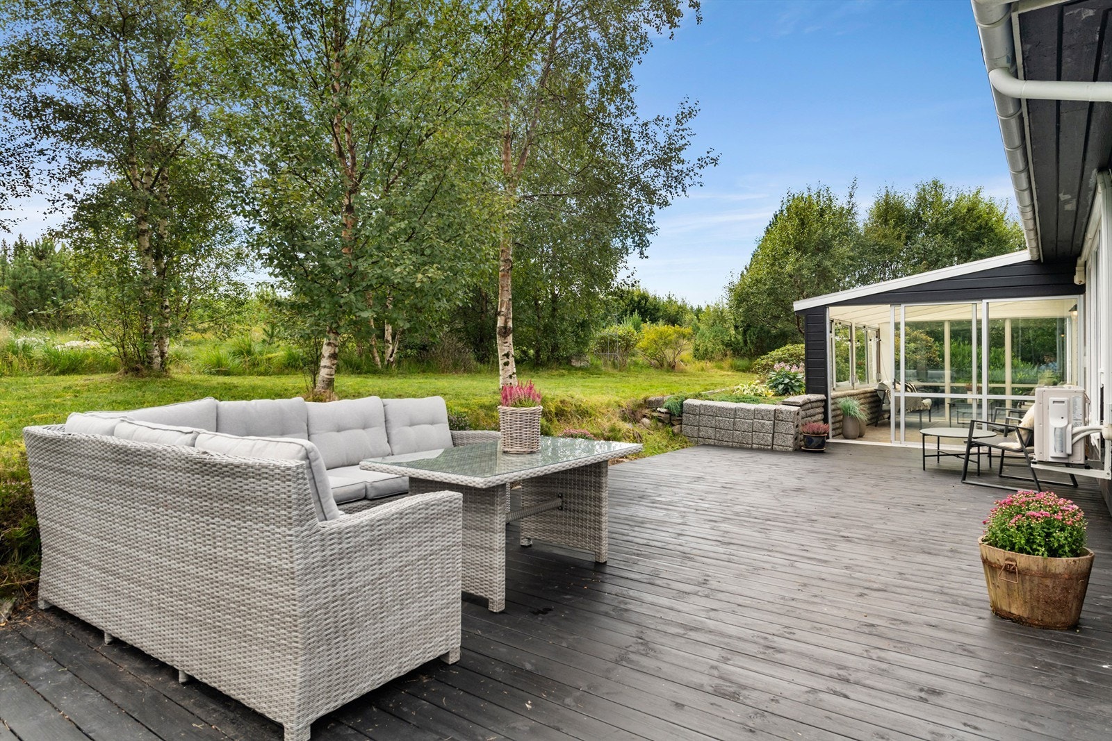 Ellers er det opparbeidet en særdeles romslig terrasse Galleribilde