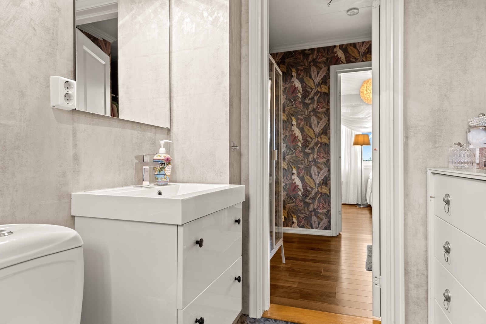 Badet har vinylbelegg på gulv og vååtromstapet på vegger. I dusjsonen er det fliser på vegger Galleribilde