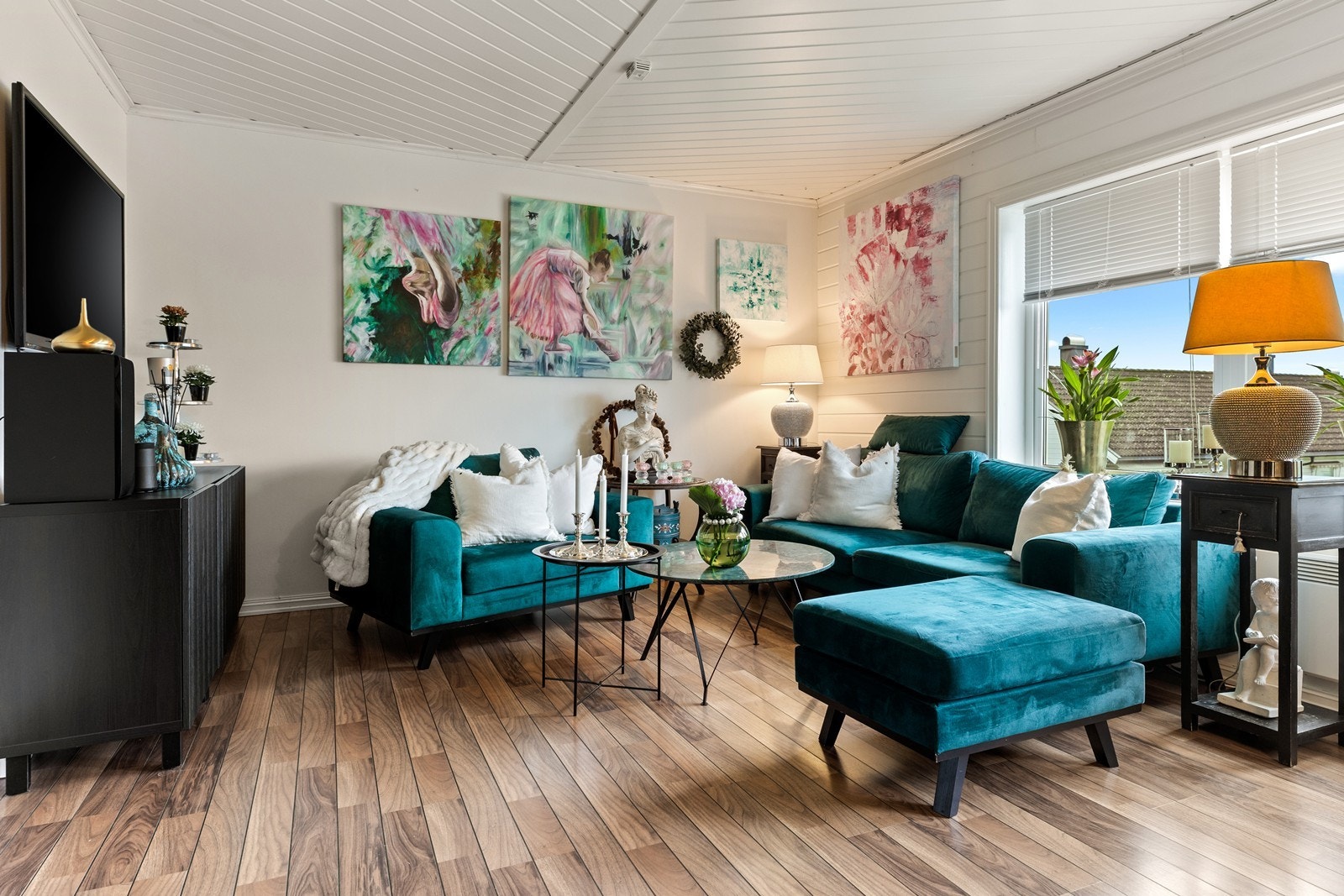 Stue med plass til både sofa- og spisegruppe Galleribilde