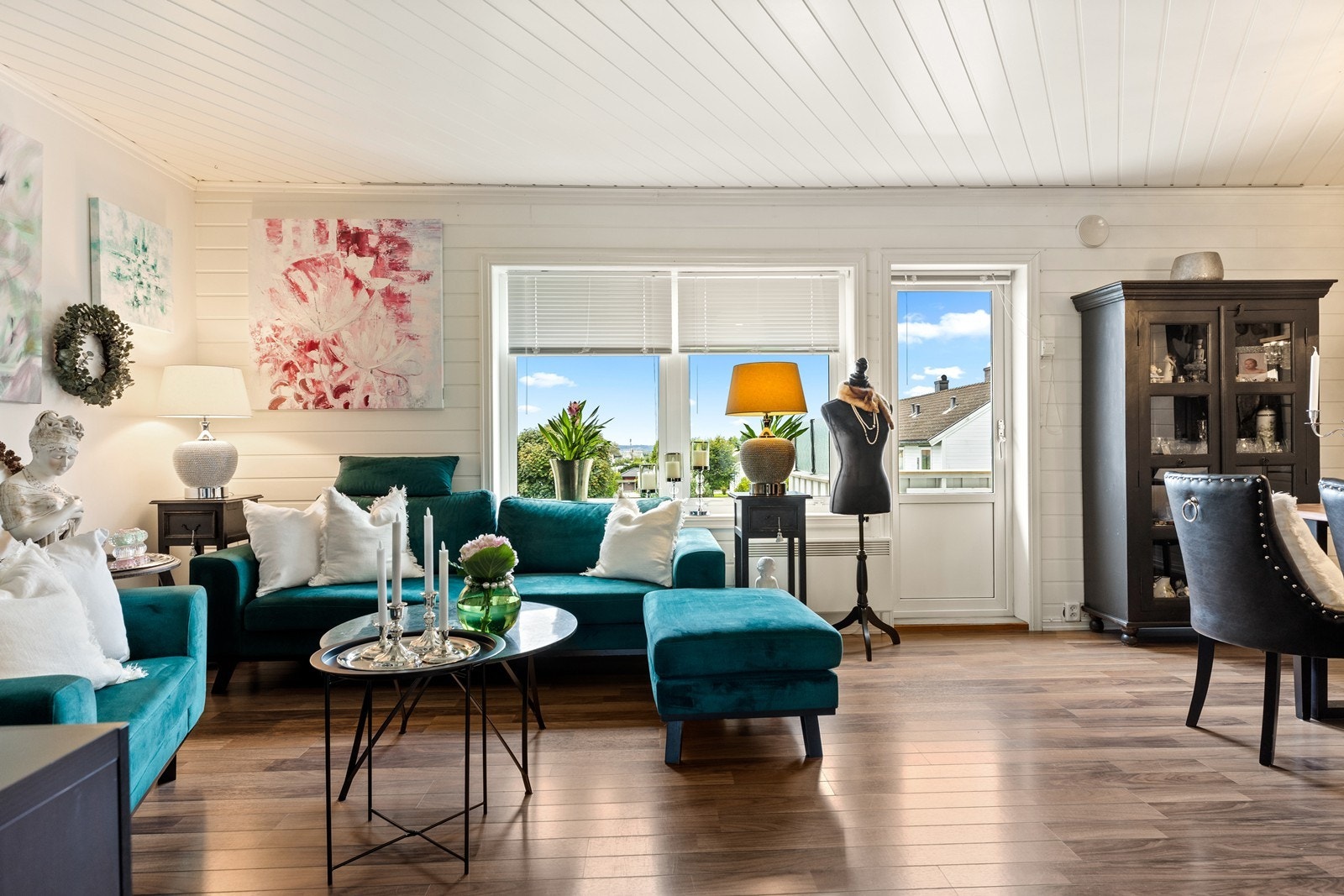 Fra stuen er det adkomst til den sydvendte verandaen Galleribilde