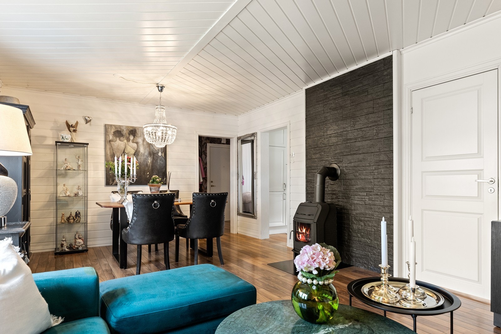 I stuen er det peisovn for lun oppvarming Galleribilde