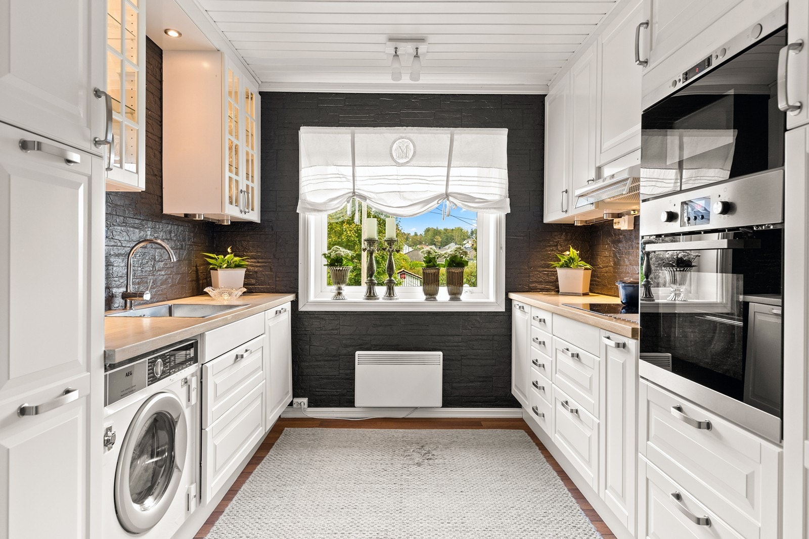 Kjøkkenet har integrerte hvitevarer Galleribilde