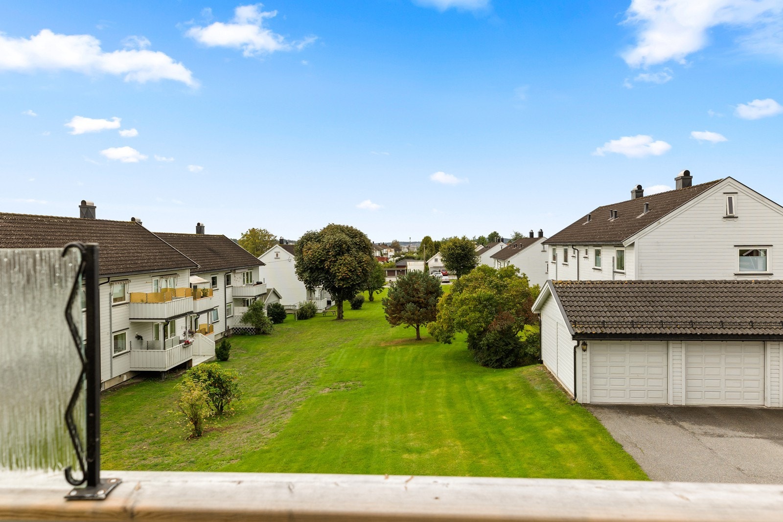 Tomten som er felles for hele borettslaget er pent opparbeidet grøntarealer slik som gressplen, prydbusker og trær Galleribilde