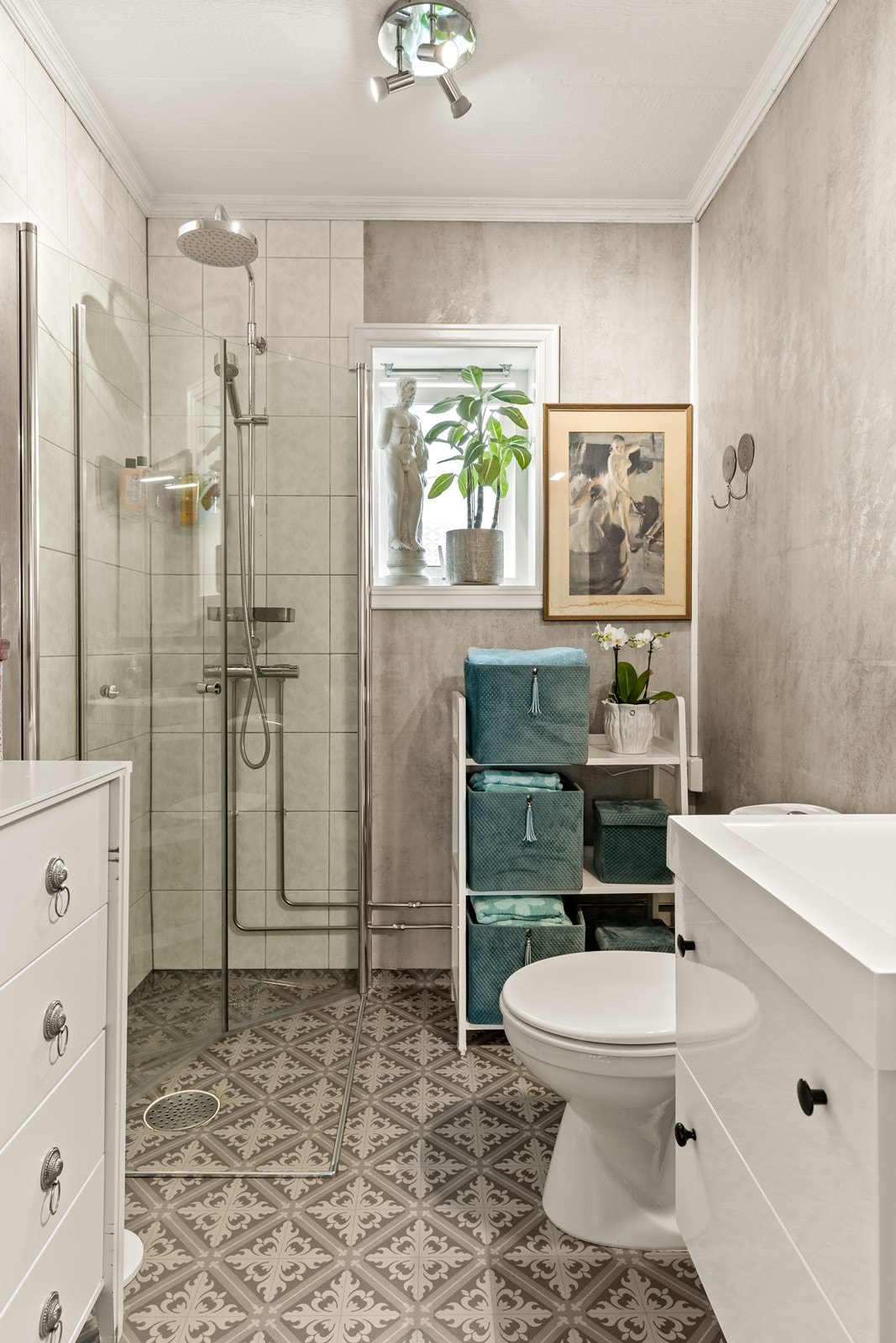 Badet er utstyrt med innredning med servant, toalett og dusjvegger/hjørne. Galleribilde