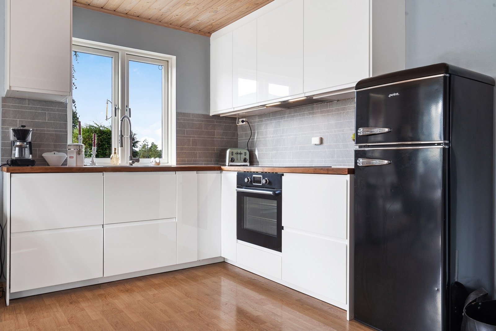 Kjøkkeninnredning fra 2018 med integrert stekeovn, platetopp og oppvaskmaskin. Her er det også heltre benkeplate Galleribilde