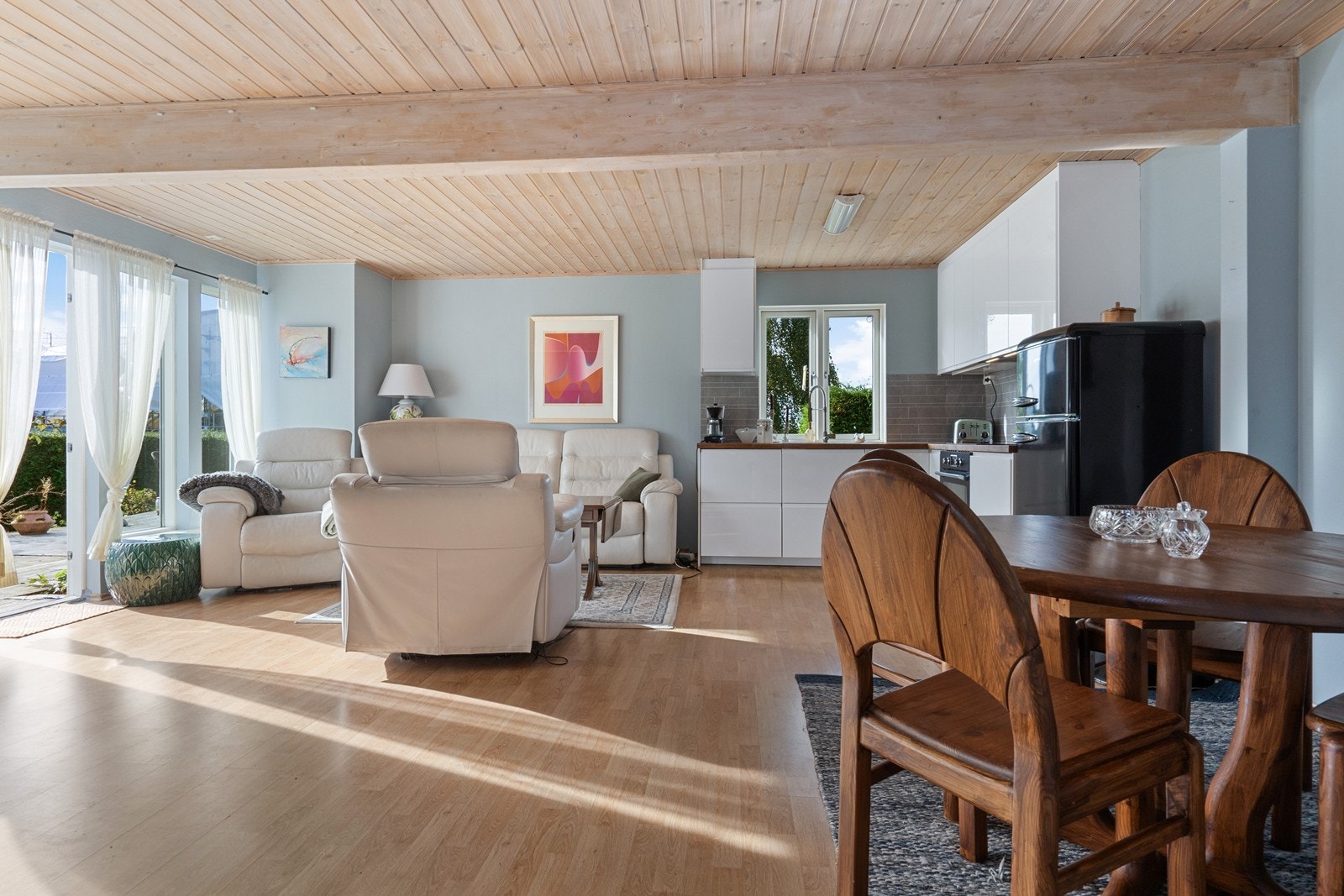 Varmekabler i hele første etasje, mulighet for ildsted og forøvrig elektrisk oppvarming Galleribilde