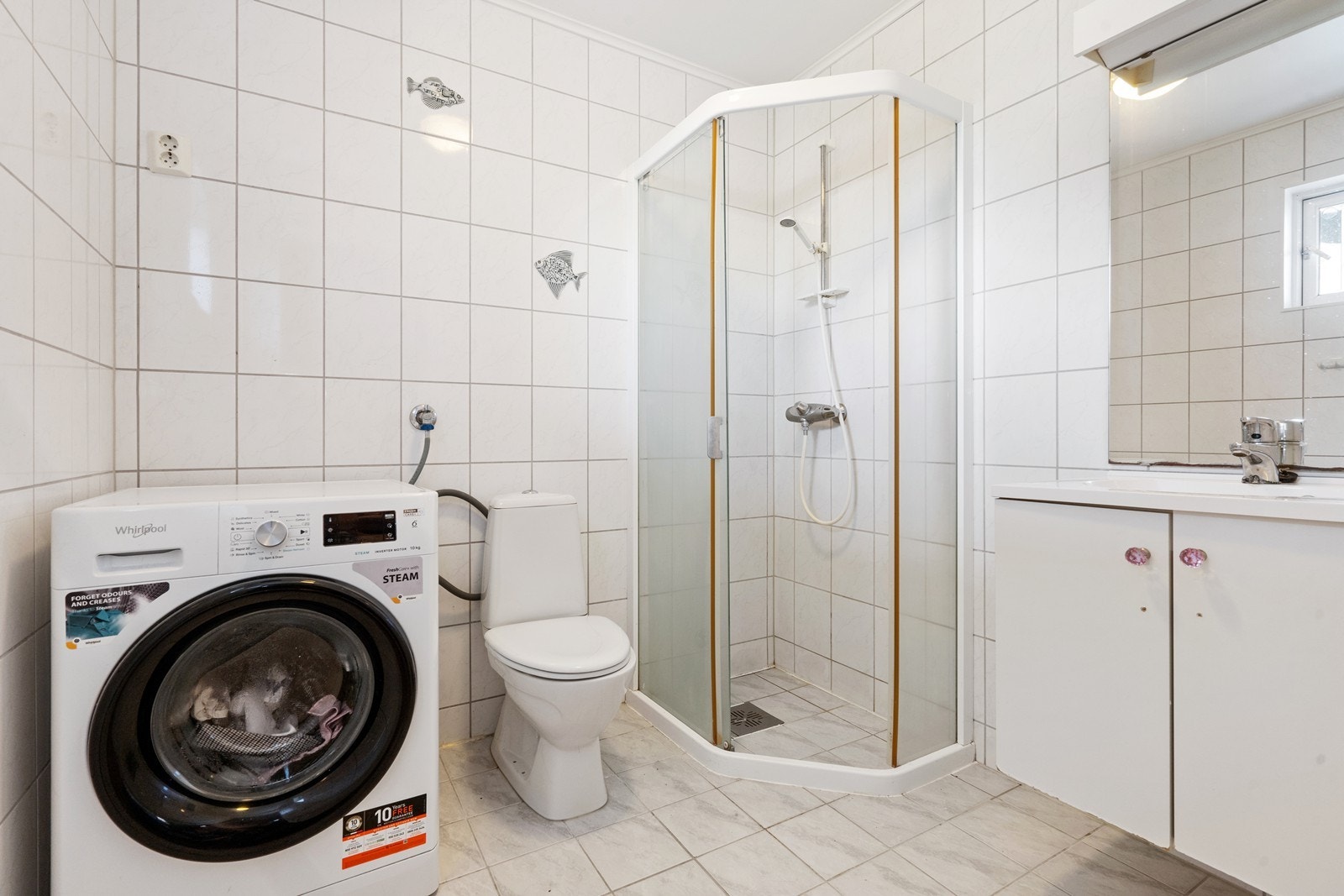 Delikat flislagt bad med varme i gulv og opplegg for vaskemaskin Galleribilde