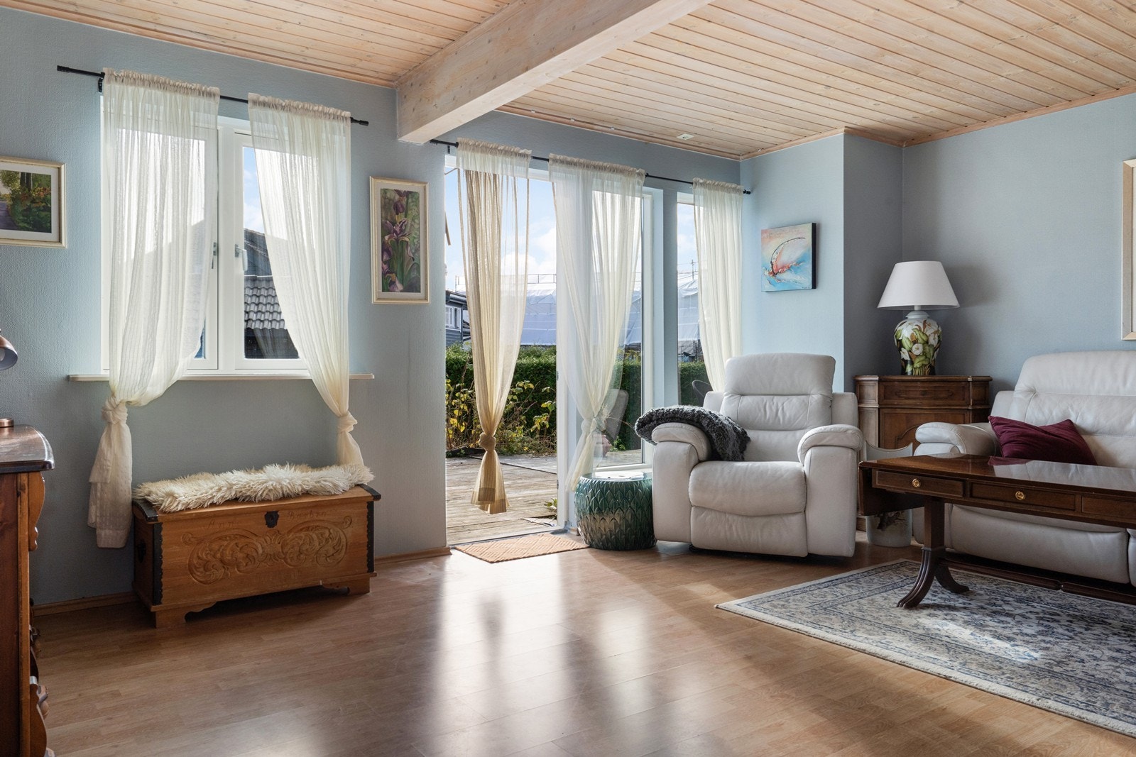 Adkomst til romslig uteplass fra stue Galleribilde