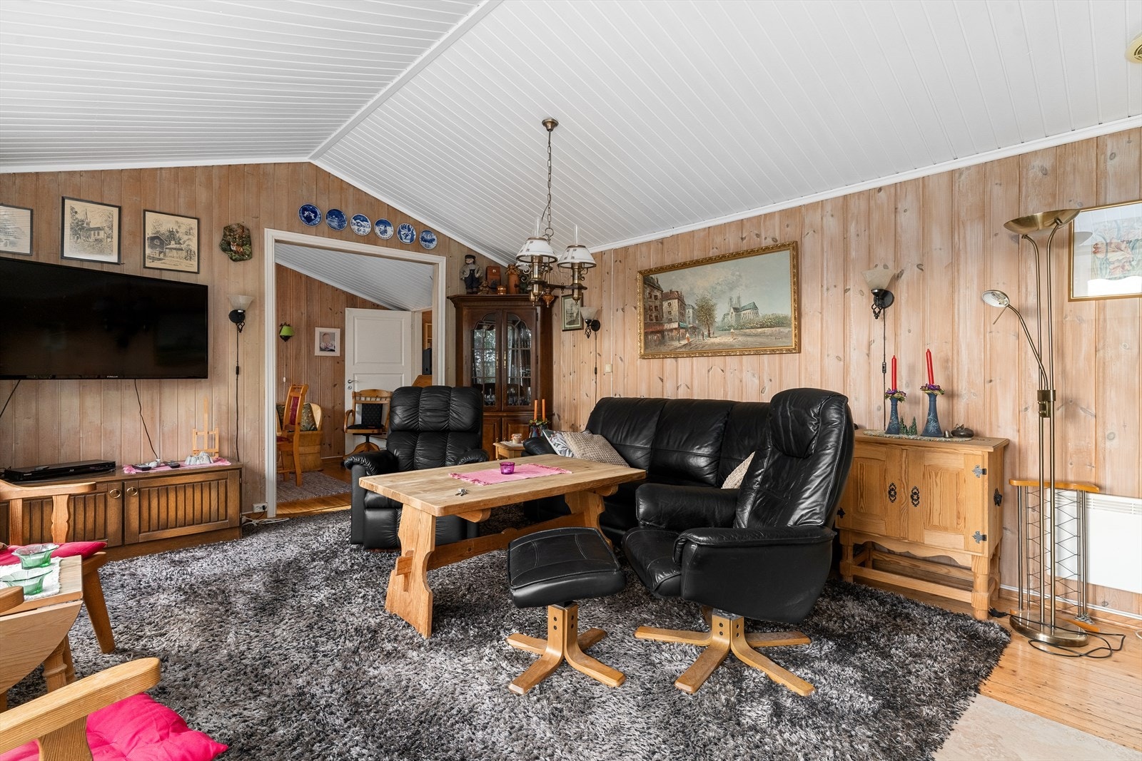 Stuen har en fin vedovn som varmer godt på kaldere vinterdager. Galleribilde