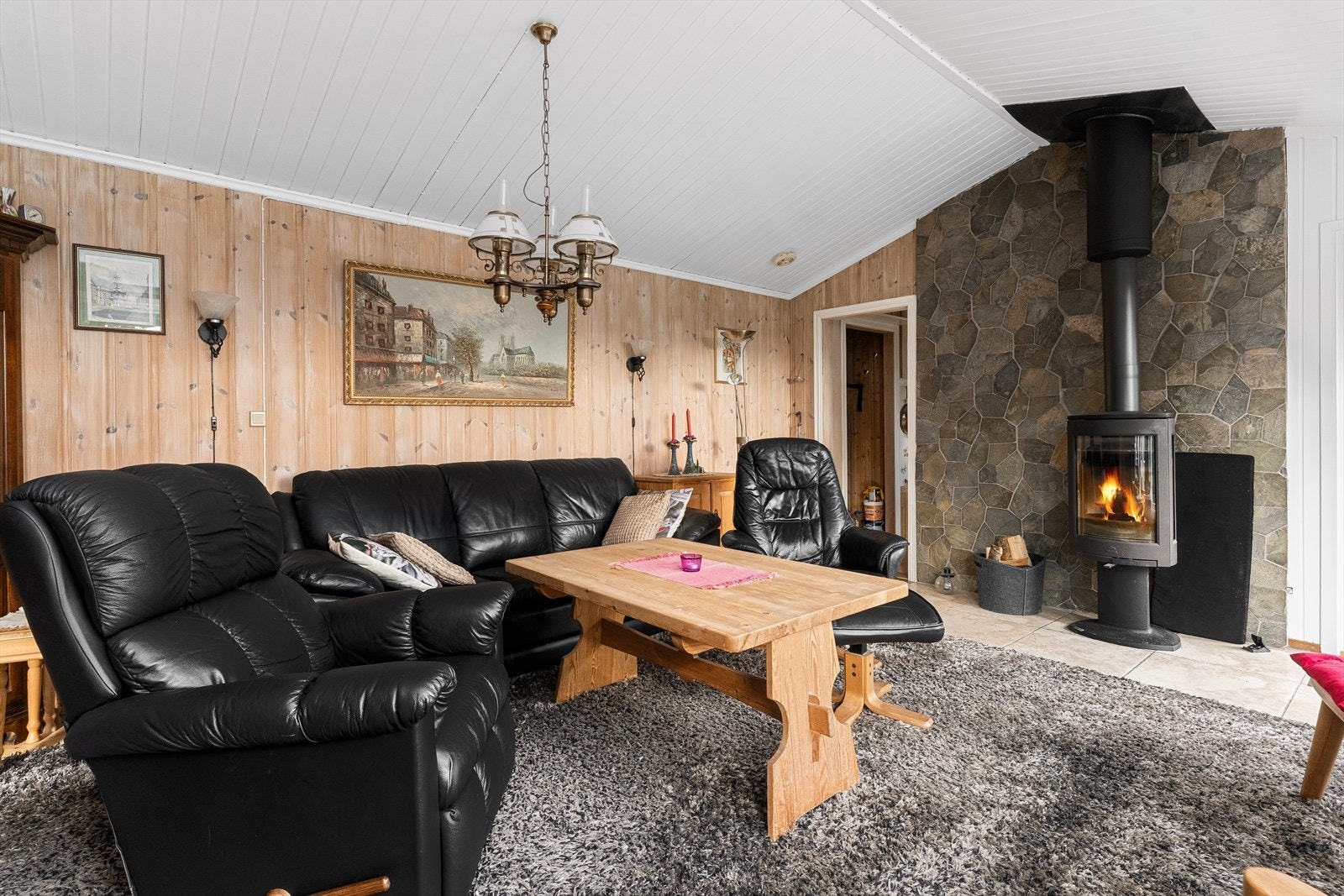 Eldre hytte fra 1960. tallet innredet med en åpen og sosial stue. Galleribilde