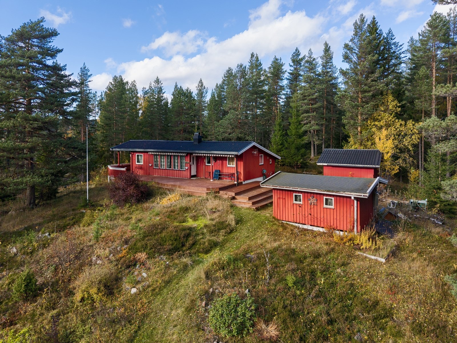 Det er bilvei helt fram til hytta og god parkeringsplass. Galleribilde